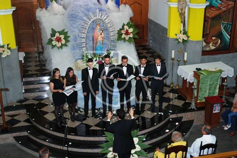 Momento de la interpretación del nuevo himno (Foto TA)